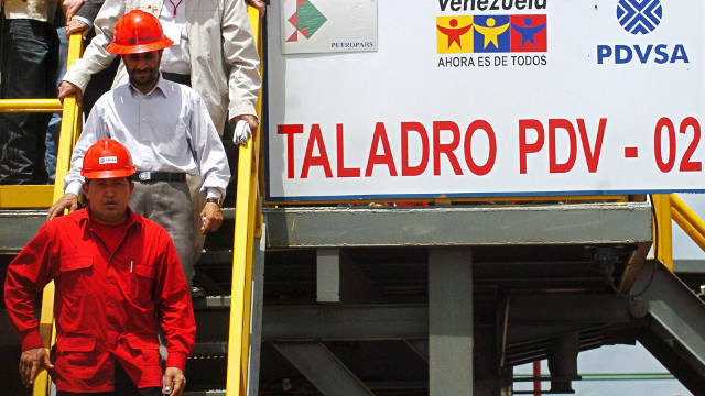 Hugo Chávez en 2006 visitando instalaciones de PVDSA CHICO SÁNCHEZ