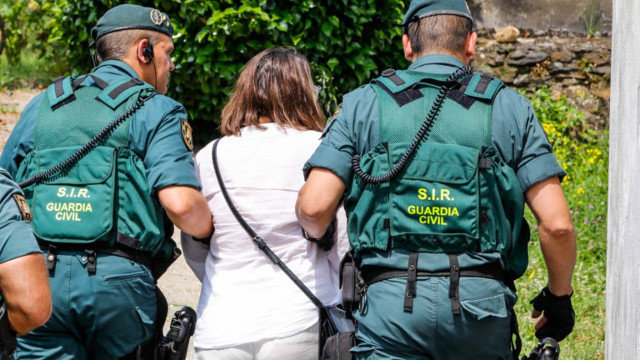La mujer detenida en Viveiro, llevada por dos agentes. GUARDIA CIVIL