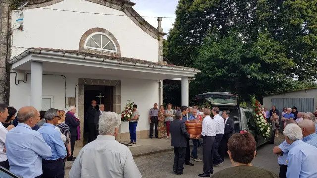 Traslado del féretro con los restos de Mari Carmen Vázquez. CRISTINA PÉREZ