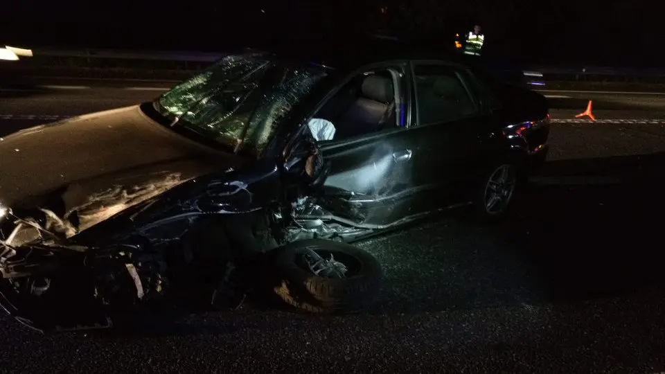 Uno de los coches implicados en el accidente en la VG-4.1. EMERXENCIAS SANXENXO