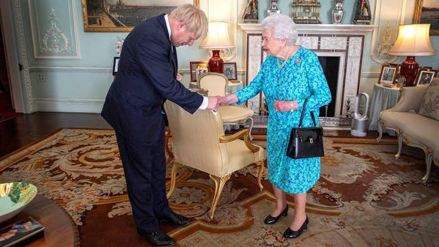 Johnson saluda a Isabel II. VICTORIA JONES (EFE)
