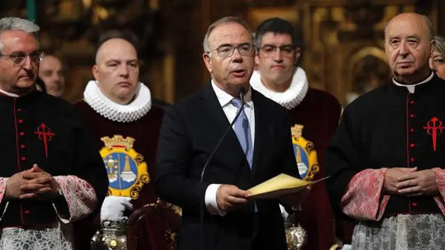 Xosé Sánchez Bugallo, durante la ofrenda. LAVANDEIRA JR. (EFE)