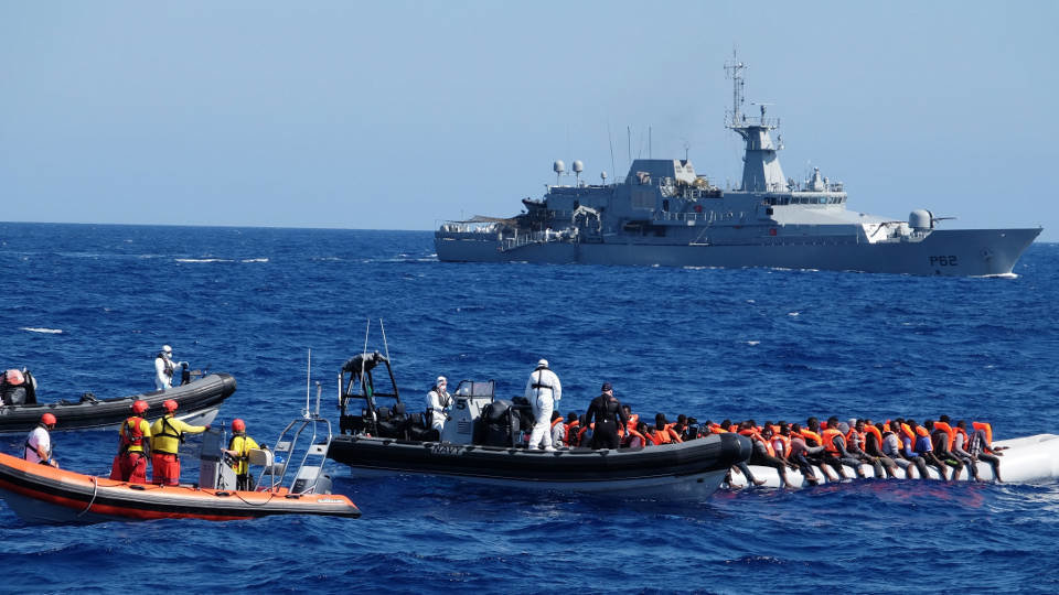 Una ONG salva inmigrantes en el Mediterráneo. EP
