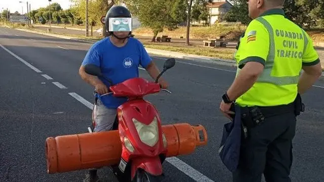 El motorista, en el momento de ser interceptado por los agentes. GUARDIA CIVIL