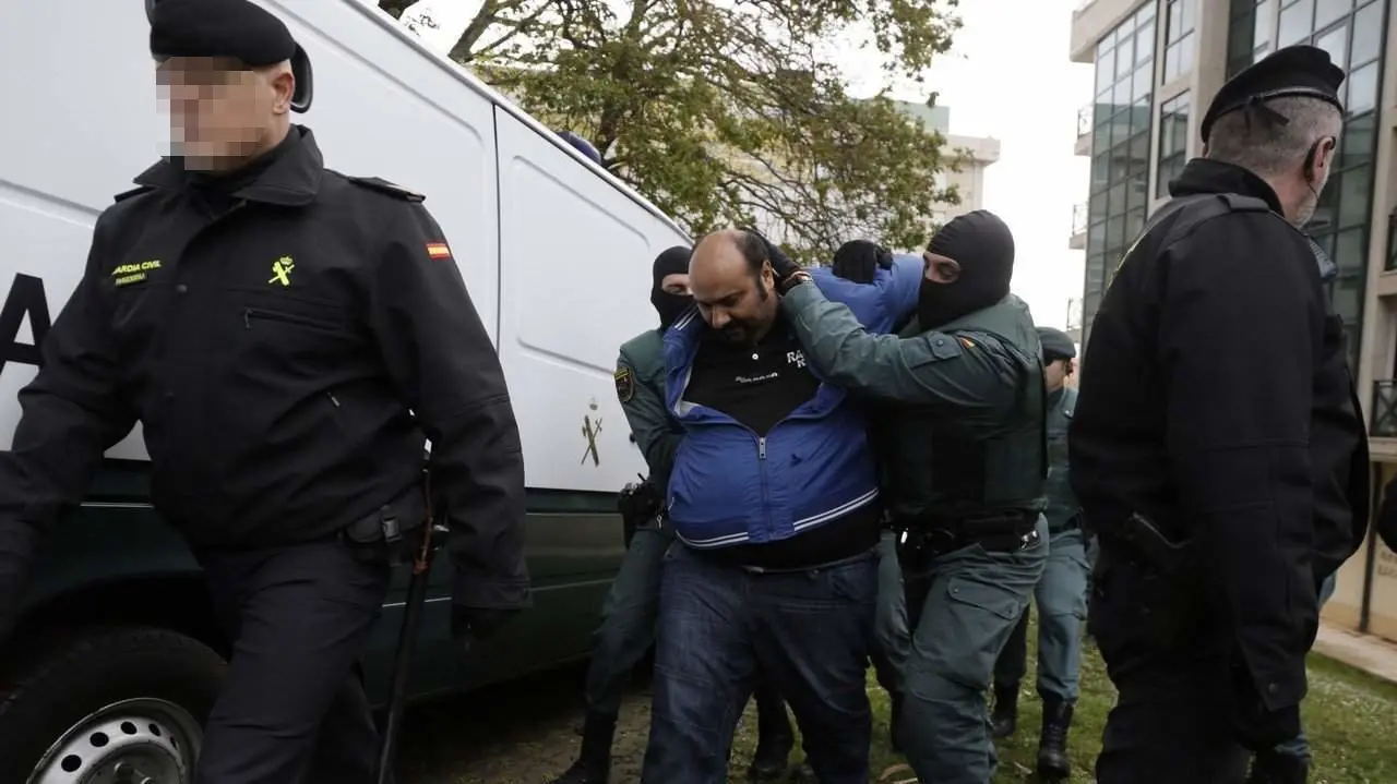 El 'rey de los gitanos', tras su detención en el marco de la operación Vida, en los exteriores de los juzgados de Cangas. GONZALO GARCÍA