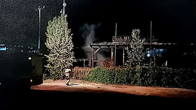 Los bomberos, trabajando en la extinción del fuego. EMERXENCIAS OURENSE