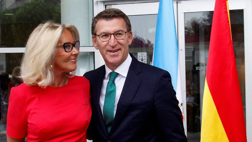 Alberto Núñez Feijóo y Corina Porro, durante la toma de posesión de la segunda como nueva delegada territorial de la Xunta en Vigo. SALVADOR SAS (EFE)