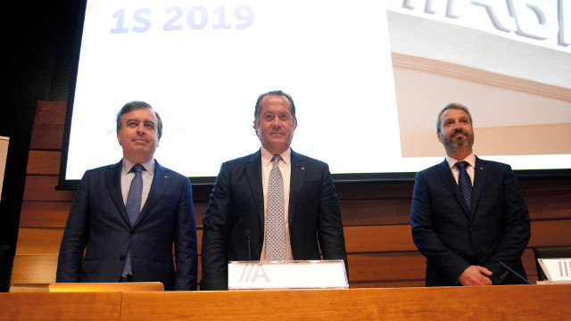 Botas, Escotet y De Francisco, este lunes en la presentación de resultados de Abanca en Vigo. SALVADOR SAS (EFE)