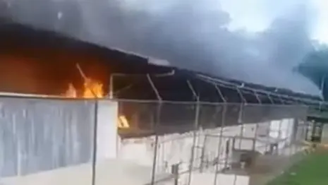 Una de las im&aacute;genes difundidas, en la que se ve la prisi&oacute;n en llamas.YOUTUBE