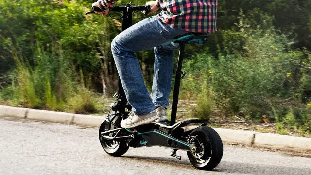 Un hombre en un patinete. EP