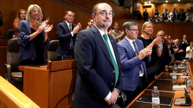 Javier Lambán, aplaudido tras ser investido. JAVIER CEBOLLADA (EFE)