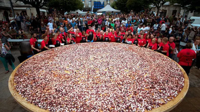 La gigantesca ración de pulpo preparada este martes en O Carballiño. BRAIS LORENZO (EFE)