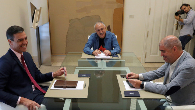 Pedro Sánchez, Pepe Álvarez y Unai Sordo, durante su reunión de este jueves. J.J. GUILLÉN (EFE)