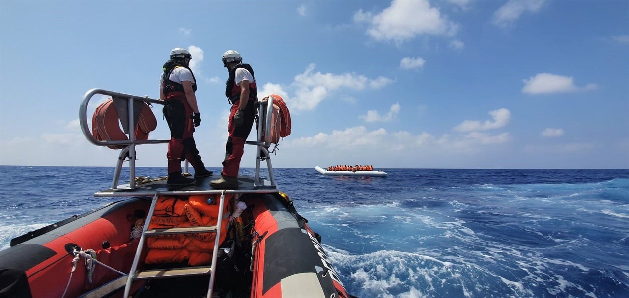 Rescate da embarcación no Mediterráneo central este sábado. MÉDICOS SEN FRONTEIRAS