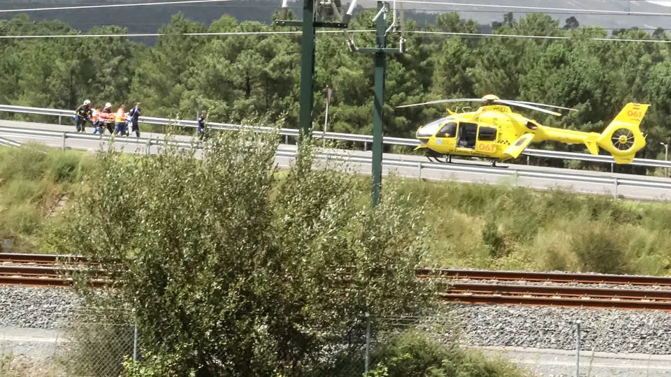 Helicóptero en la N-550, en Padrón. LUIS POLO