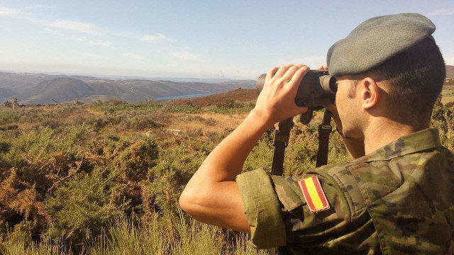 Un soldado vigilando el monte. DP