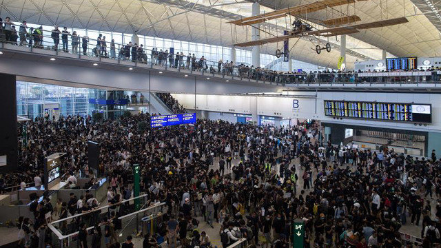 Manifestantes en el aeropuerto de Hong Kong. EFE