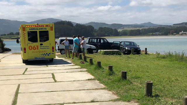 Una ambulancia se desplazó a la zona para atender a la herida en Barreiros