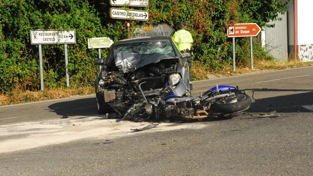 Estado no que quedaron os vehículos tras o accidente rexistrado nos arredores de Monforte. EP