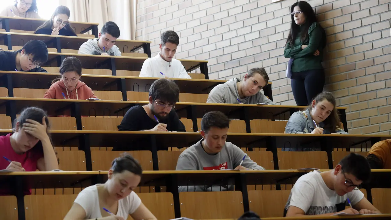 Alumnos en un aula. XESÚS PONTE (ARCHIVO)