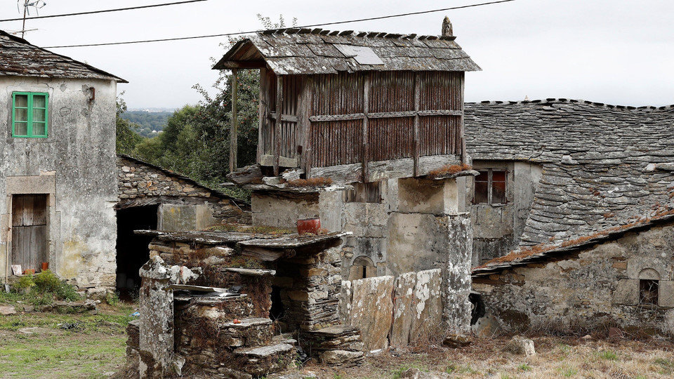 Un hórreo abandonado desta aldea vilalbesa. ELISEO TRIGO (EFE)