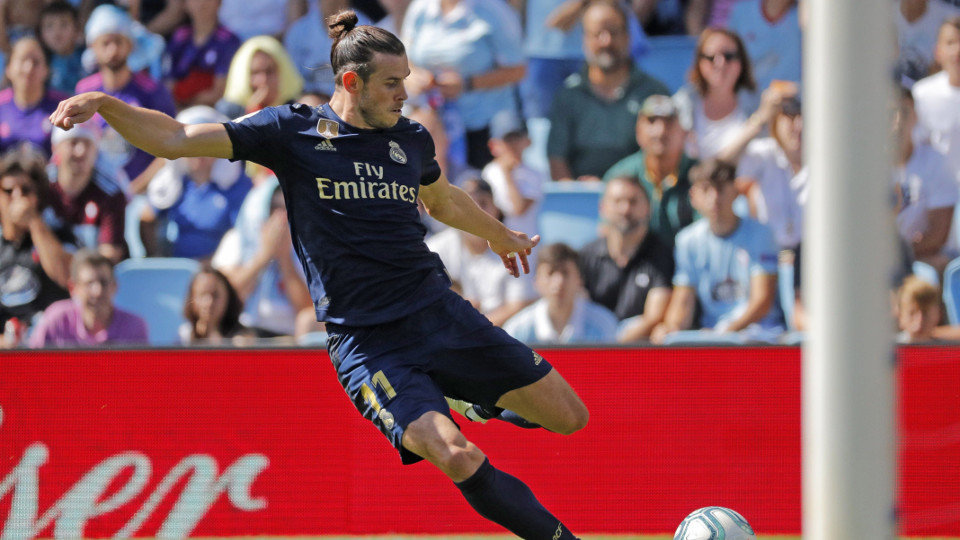 Gareth Bale se dispone a golpear el balón. LAVANDEIRA JR. (EFE)