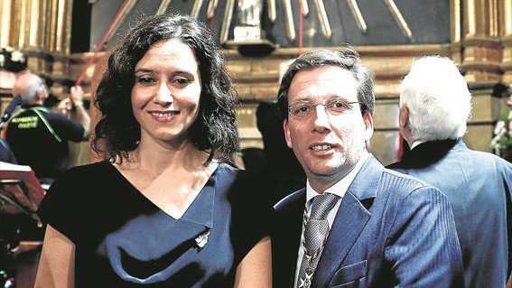 Díaz Ayuso, junto a Martínez-Almeida. EFE