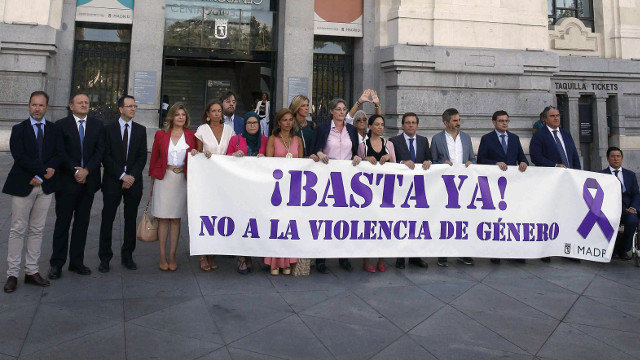 Concentración ante el ayuntamiento de Madrid en repulsa por el crimen machista. EFE