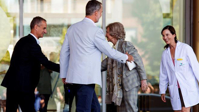 Felipe VI y Doña Sofía, a su llegada al hospital para visitar al rey emérito LUCA PIERGIOVANNI