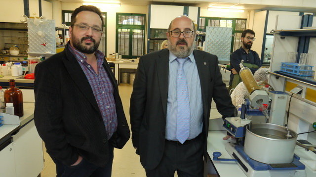 El decano del Colegio de Químicos de Galicia (derecha) y Juan Sanmartín, vicedecano. EP