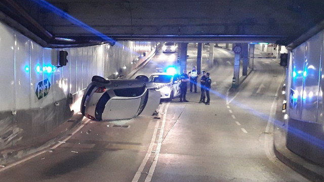 El coche volcado en el interior del túnel de María Pita de A Coruña. POLICÍA LOCAL