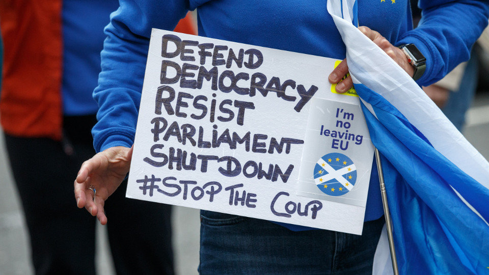 Un manifestante sostiene una pancarta contra el cierre del Parlamento fuera del Tribunal de Sesión en Edimburgo. ROBERT PERRY (EFE)