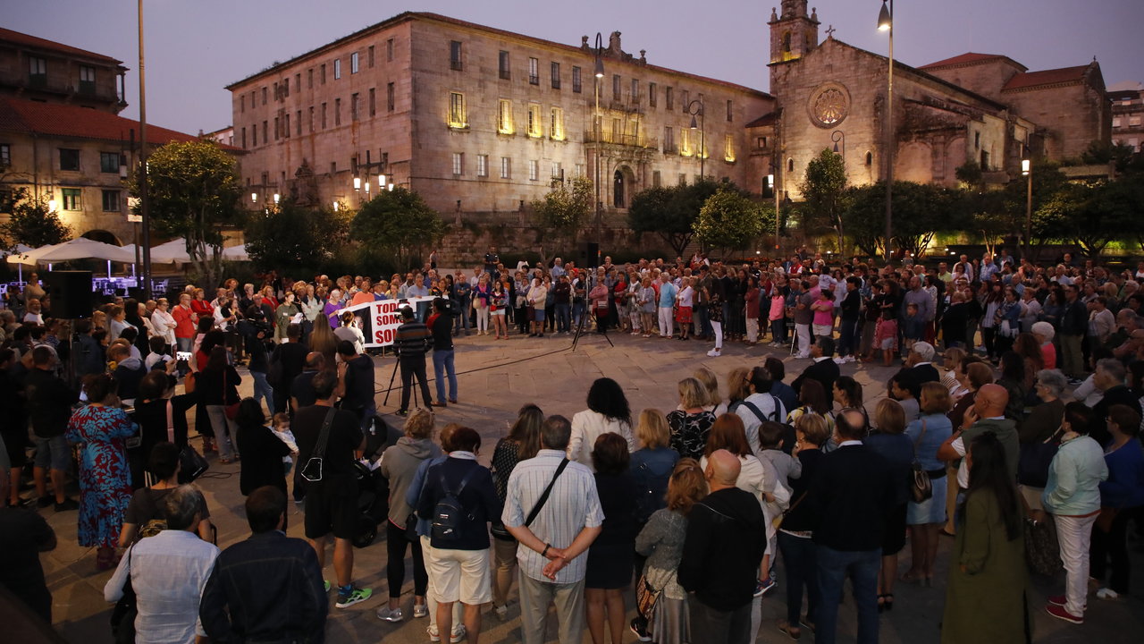Os asistentes á manifestación, na praza da Ferrería, tras a emotiva lectura do manifesto. JOSÉ LUIZ OUBIÑA