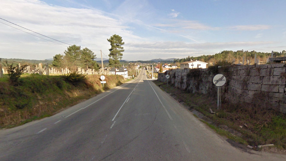 Carretera EP-4006 a su paso por la parroquia de Meder, en Salvaterra de Miño. GSV