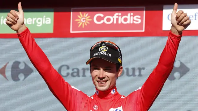 Roglic viste el jersey rojo de la Vuelta. JAVIER LIZÓN (Efe)