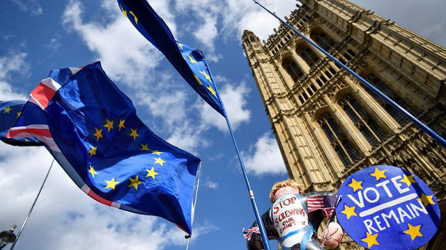 Detractores del Brexit sin acuerdo se manifiestan frente al parlamento británico. NAIL HALL (Efe)