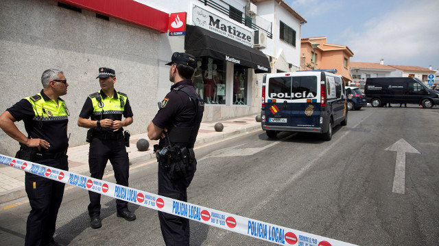 Efectivos da Policía Nacional e Local na zona onde apareceu o cadáver da muller na barriada do Puerto de la Torre, en Málaga. DANIEL PÉREZ (EFE)