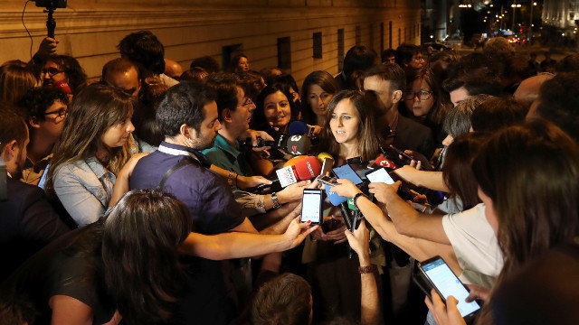 A portavoz adxunta de Unidas Podemos, Ione Belarra, atende á prensa tras a reunión. KIKO HUESCA (EFE)