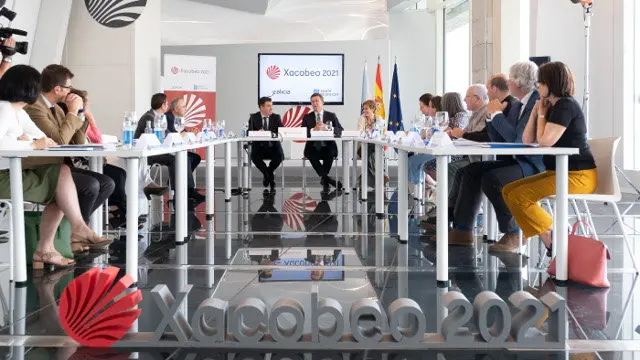 El conselleiro de cultura y el presidente de la Xunta en la reunión de la comisión organizadora del Xacobeo en la Cidade da Cultura. AEP