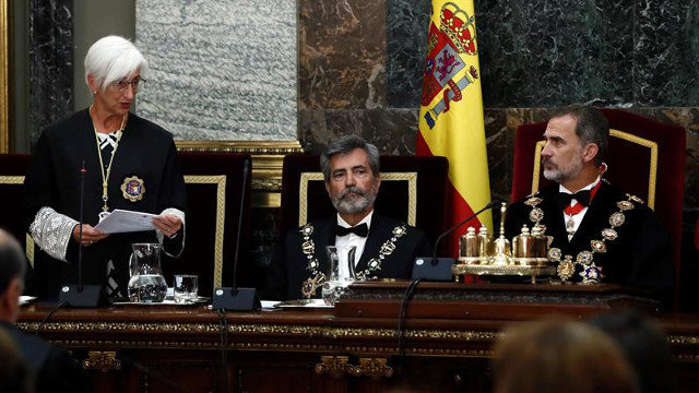 El rey Felipe VI escucha a Segarra. MARISCAL