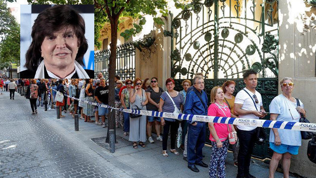 Miles de fans hace cola para dar su úlimo adiós a Camilo Sesto.FERNANDO ALVARADO (Efe)