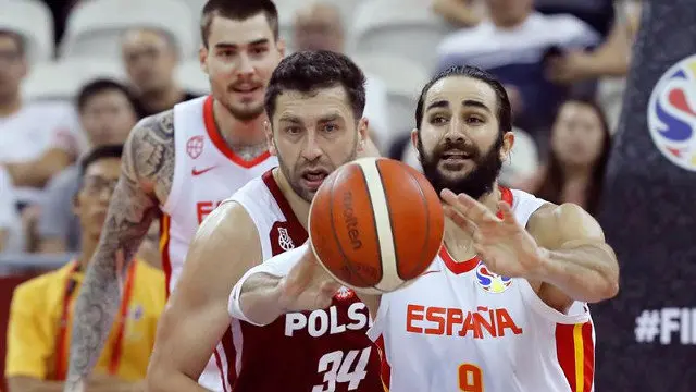 Ricky Rubio, en disputa con el pívot polaco Adam Hrycaniuk durante el partido de cuartos del Mundial. JUAN CARLOS HIDALGO