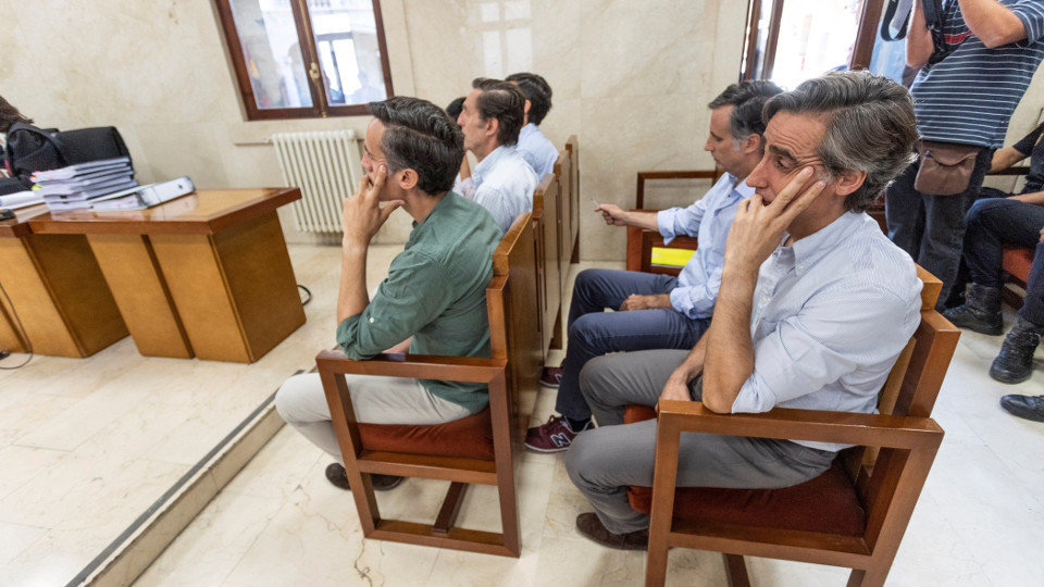 Los hermanos Ruiz-Mateos, sentados en el banquillo de los acusados. LLITERES (EFE)