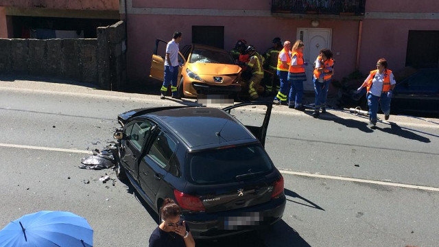 Os dous coches implicados na colisión en Vigo. CEDIDA