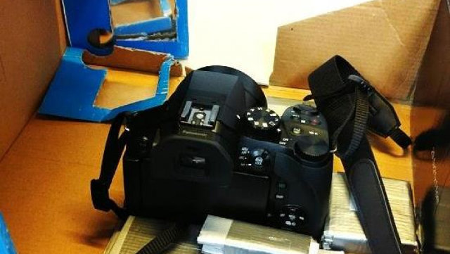 La cámara utilizada para grabar a menores y mujeres en Patos. POLICÍA