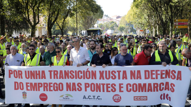 CIentos de trabajadores de la central de As Pontes se manifiestan en Santiago de Compostela. LAVANDEIRA JR. (Efe)