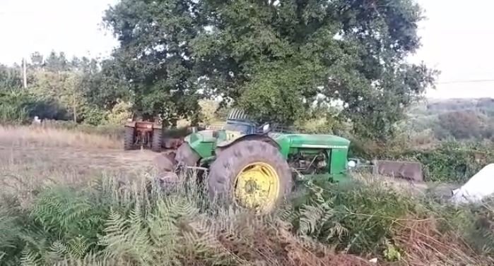 El tractor accidentado en Guntín. XESÚS PONTE