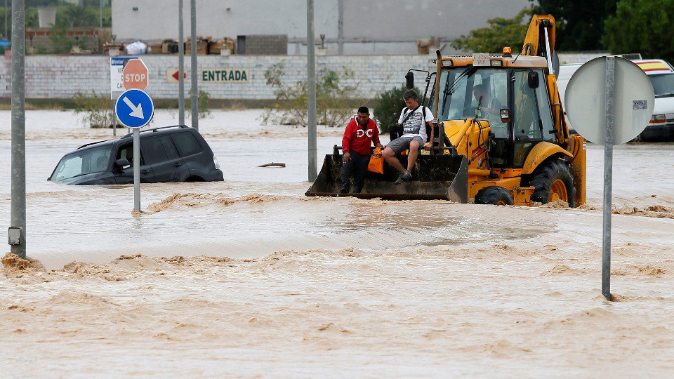 Una carretera inundada por el efecto de las riadas en Orihuela. MANUEL LORENZO (EFE)