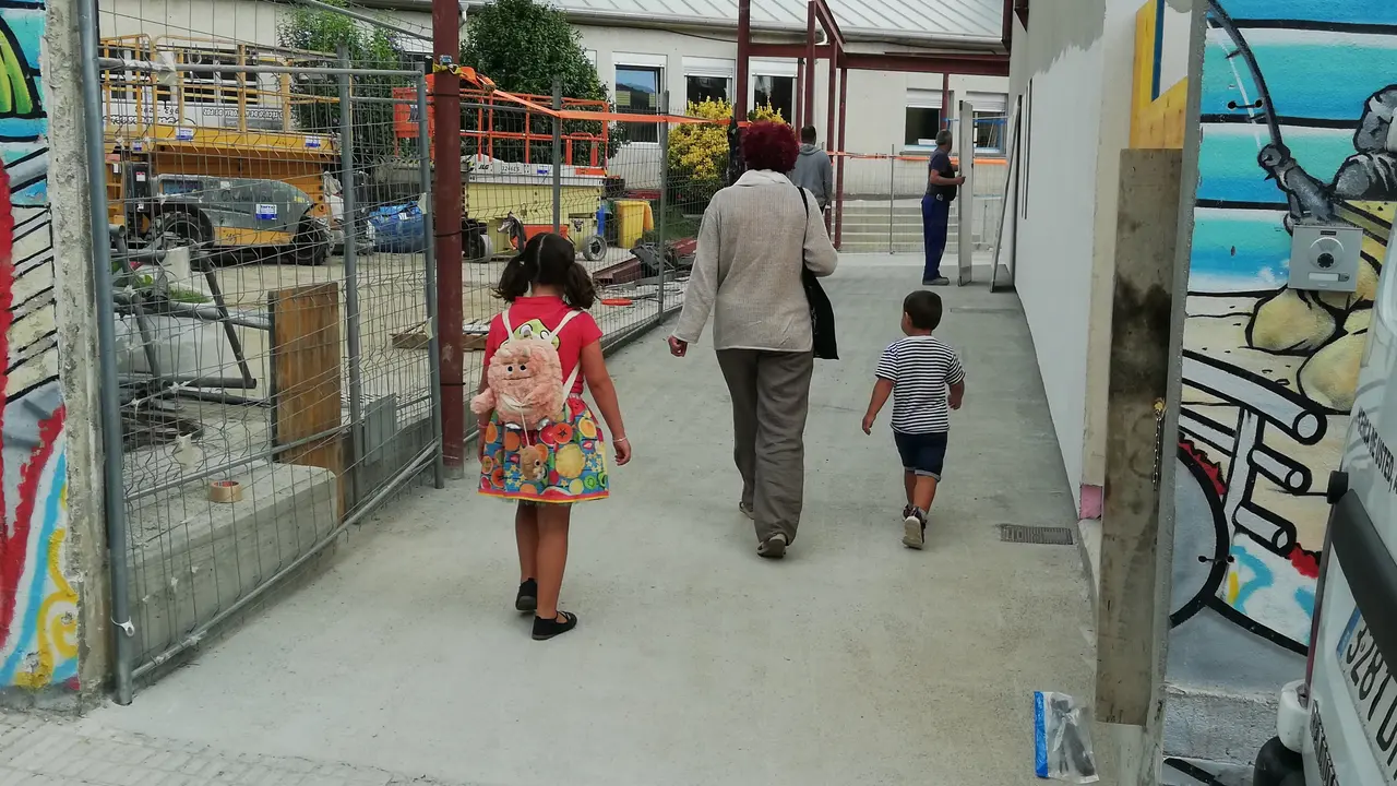 Dous escolares, na volta ao cole. AGN