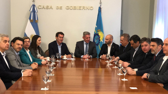 Feijóo, durante a reunión co gobernador da provincia de Chubut, Mariano Arcioni. EP